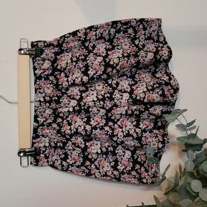 Dainty floral print linen shorts. SMALL